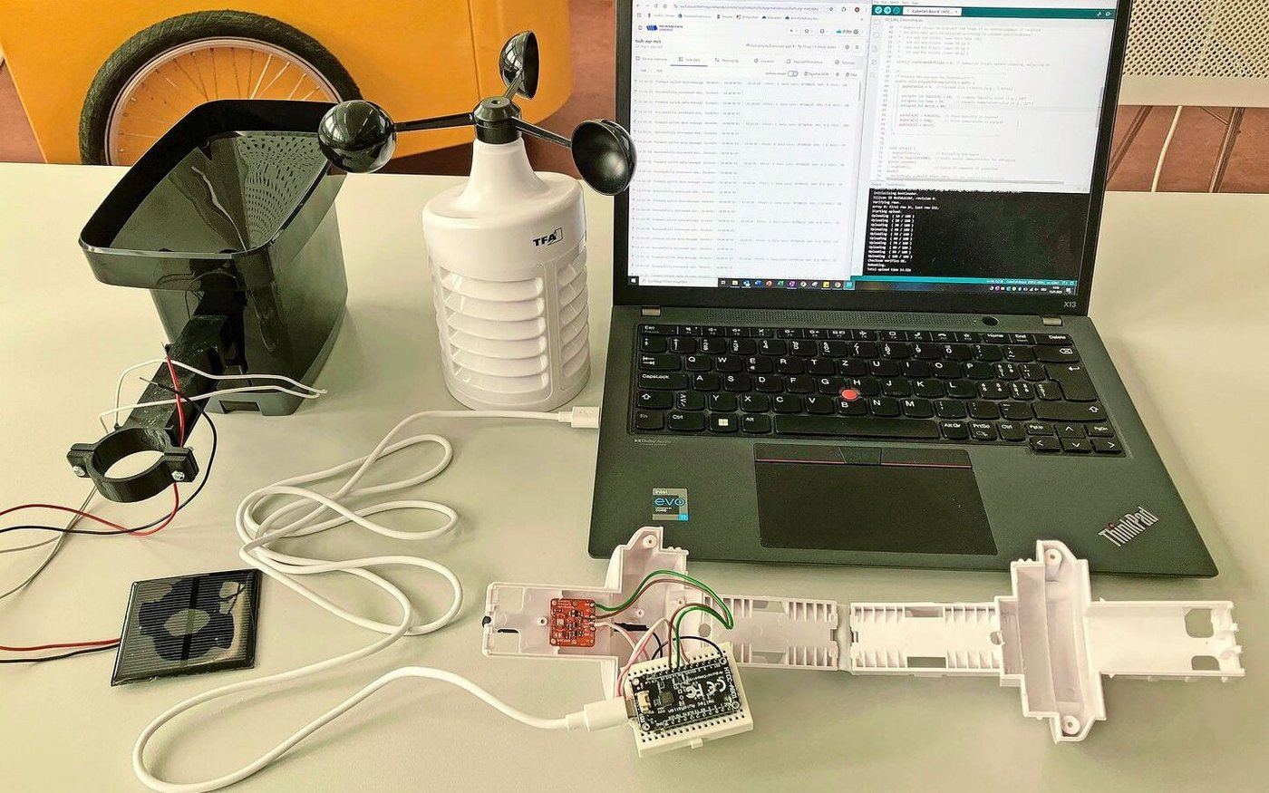 Die im Handel erhältliche Wetterstation wurde von Lorenz Tschumi aufgepeppt und zum Laufen gebracht.   