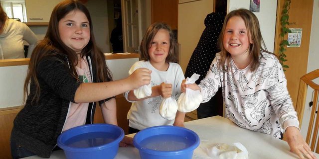 Frohe Käseproduktion im Thurgauer Rheinklingen. (lid)