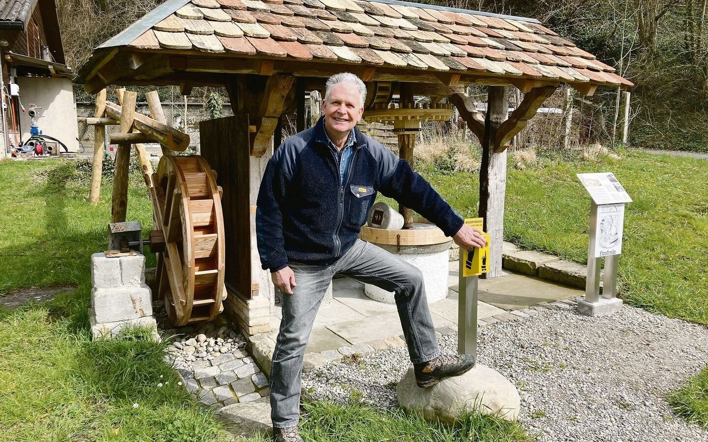 Jürg Wartmann zeigt, wie Besucher mit einem Knopfdruck seine während zwei Jahren von ihm entworfene und gebaute Hanfreibe in Betrieb setzen können.                     