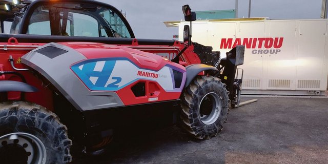 Der neue Wasserstoff-Prototyp basiert auf einem bestehenden Modell und kann Lasten bis zu 18 Meter hoch heben.