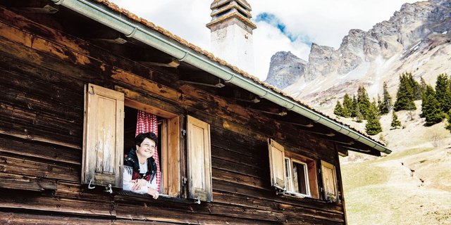 Karin Niederberger-Schwitter im Maiensäss Oberberg. Hier half sie schon als Kind beim Heuen, hier tankt sie heute noch Kraft.