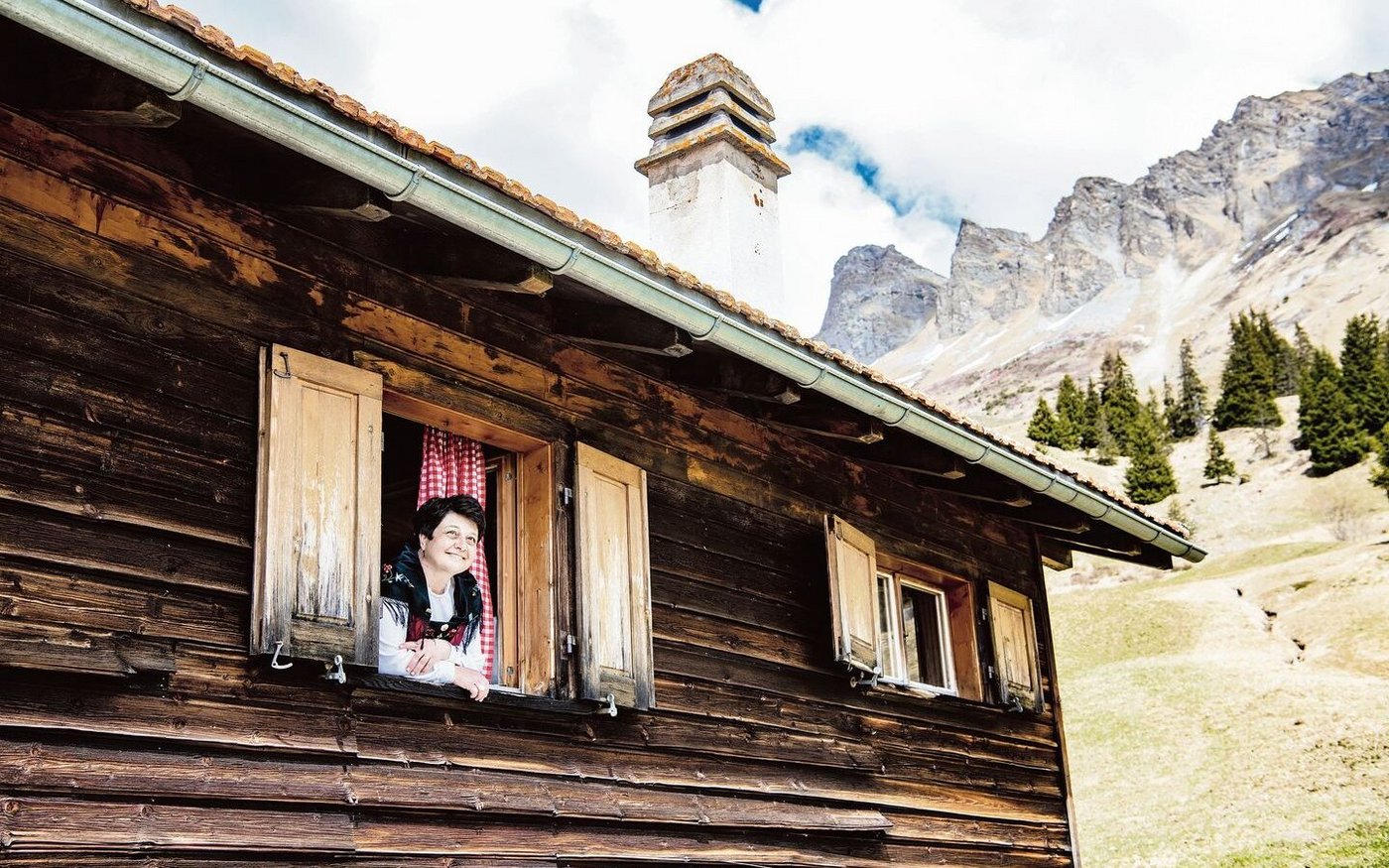 Karin Niederberger-Schwitter im Maiensäss Oberberg. Hier half sie schon als Kind beim Heuen, hier tankt sie heute noch Kraft.