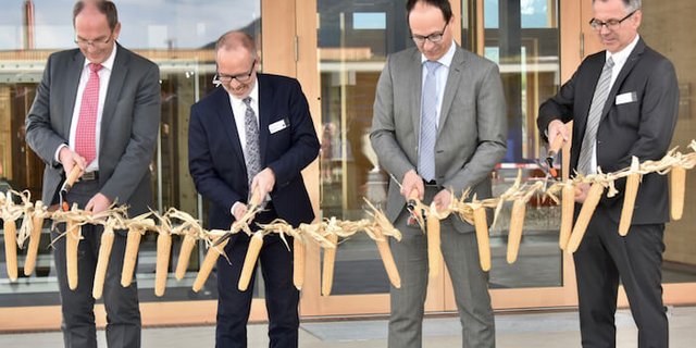 Marc Mächler hat das Ribel-Stroh-Band als erster mit der grossen Schere durchtrennt. (Bild Heidy Beyeler)