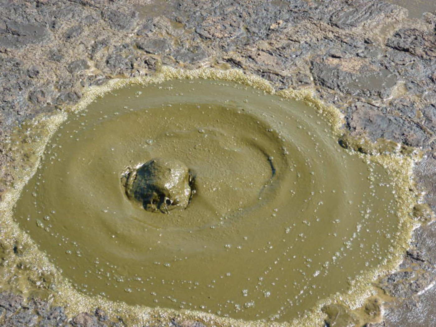 Die Belüftung der Gülle hat zum Ziel, aerobe Rotte-Prozesse und somit sauerstoffliebende Mikroorganismen zu fördern.  Dies wiederum macht den Hofdünger geruchsarm und ist weniger ätzend für Bodenlebewesen und Pflanzen. Diverse Lösungen existieren. (Bild Pan Agro)