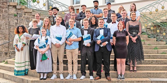 Die erfolgreichen Absolvent(innen) Milchtechnologen EFZ und Milchpraktiker EBA von Sursee. 