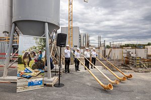 Der Grundstein für noch mehr Emmi-Käse in Emmen ist gelegt Emmen ist für Emmi ein Traditionsstandort: Hier wurden 1947 die ersten Produkte unter Marke Emmi lanciert. (Bild Emmi)