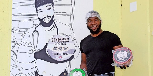 Baba Adewale gewann mit seiner Marke «Cheese Doctor» den Culinarium-König 2025 in der Kategorie Produktion. Mit der Marke erweiterte er das Sortiment der traditionellen Schafmilchkäserei.
