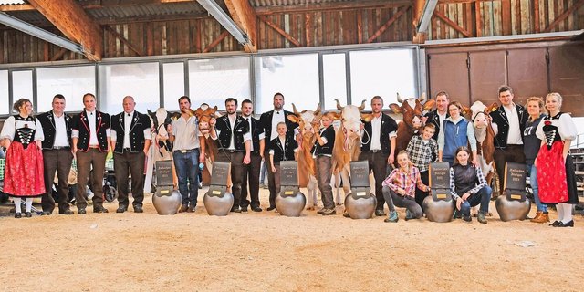 Die Senior-Missen und Senior-Schöneuter-Kühe von jeder Rasse mit dem OK-Präsidenten Abraham Aellig (Zweiter v. l.), den Richtern und den Ehrendamen.