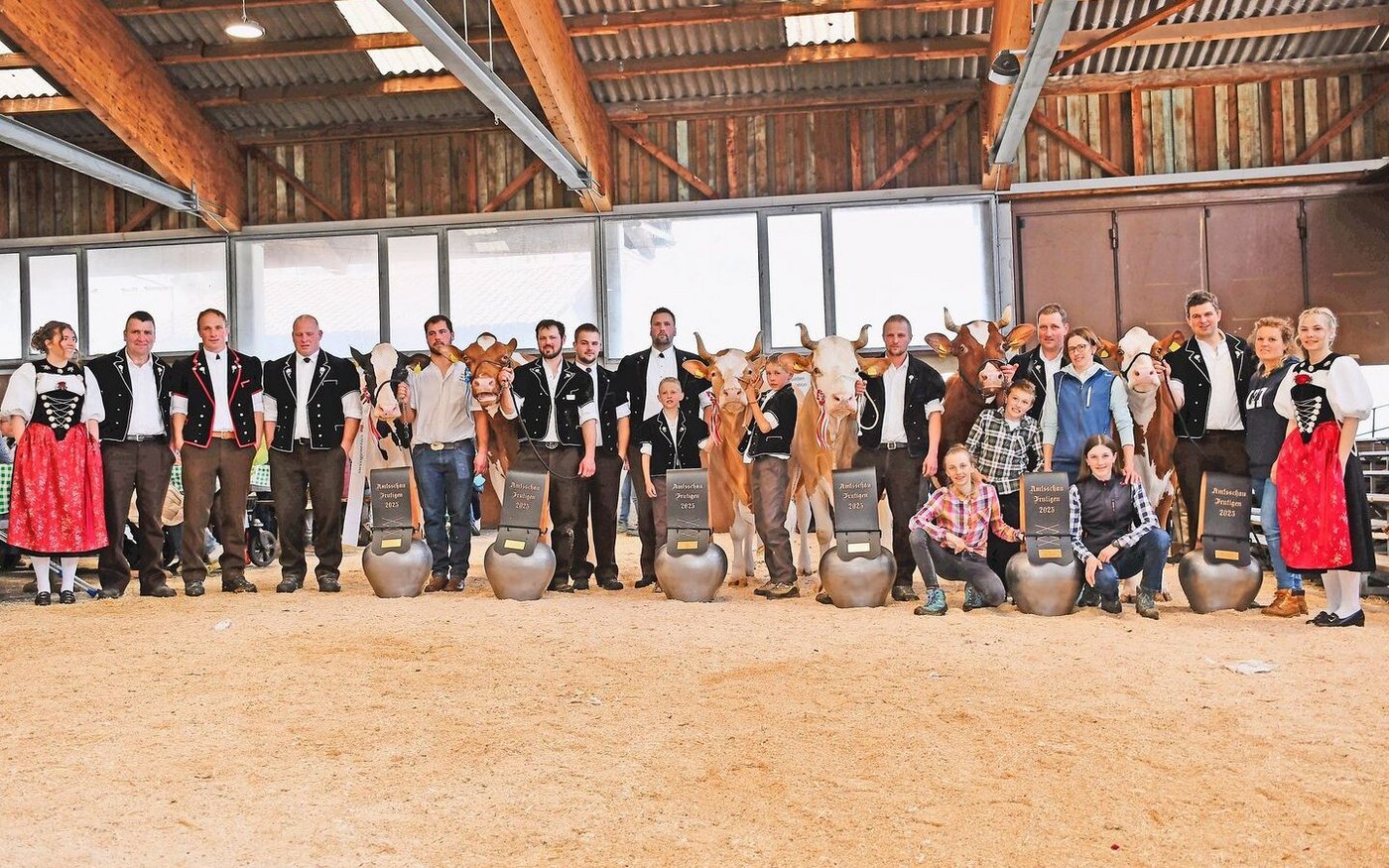 Die Senior-Missen und Senior-Schöneuter-Kühe von jeder Rasse mit dem OK-Präsidenten Abraham Aellig (Zweiter v. l.), den Richtern und den Ehrendamen.