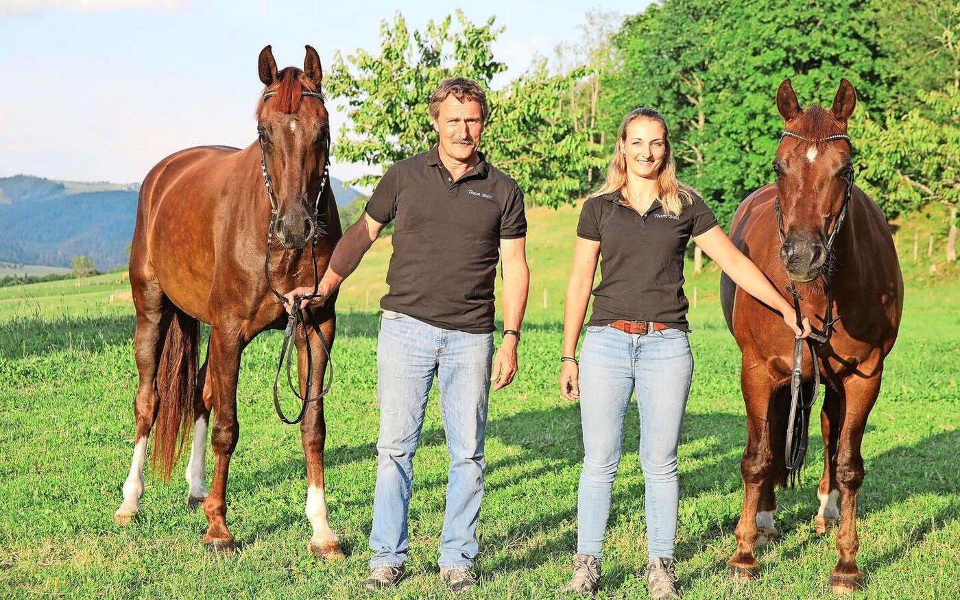 Ihre Leidenschaft für den Pferdesport und die Pferdezucht teilen Vater Gerhard Bieli und Tochter Géraldine. Auf dem Bild mit den Pferden Fortissimo vom Ebnet und Lagoya vom Ebnet.   