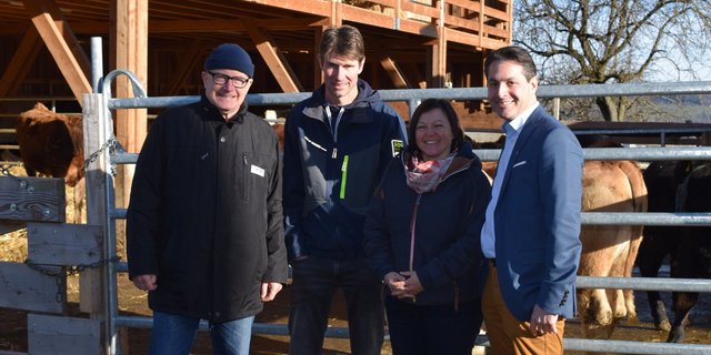 Sie wollen mit dem Aldi Bio Weide Rind Verantwortung für die männlichen Bio-Milchrassenkälber übernehmen (v.l.n.r.): Eric Meili (FiBL), das Ehepaar Daniel und Barbara Rutz und Thomas Eberle (Aldi Suisse). (Bild sgi)