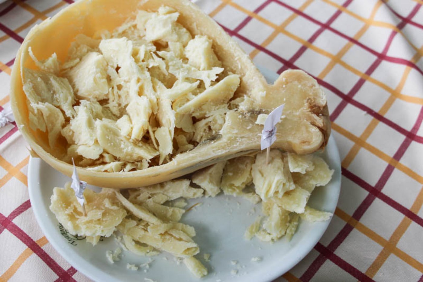 Der Käse Scamorza gehört zu jedem Buffet in Sizilien dazu. (Bild rü)