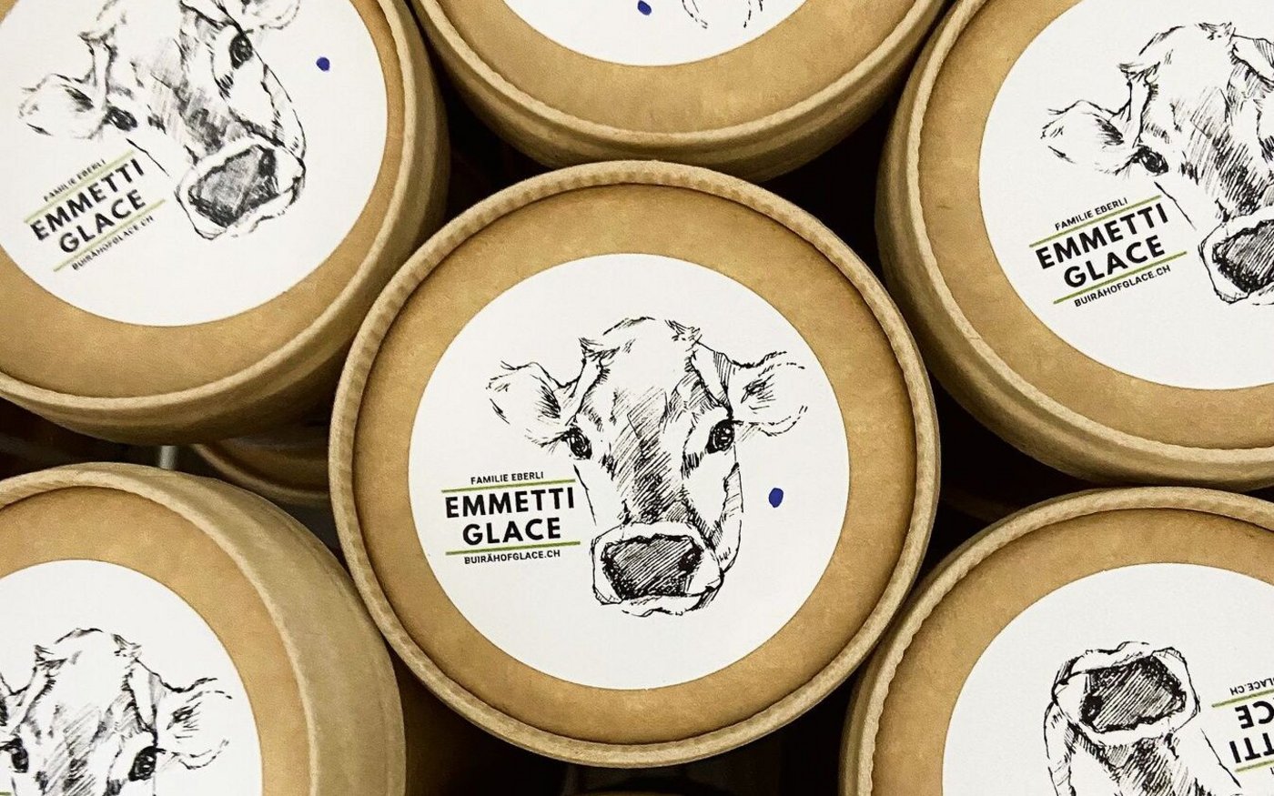 Mit Rahm und Milch vom Betrieb sowie nach Möglichkeit heimischen Früchten: Die «Buirähof-Glace» vom Biohof Emmetti.