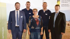 FBV-Direktor Frédéric Ménétrey, Junglandwirtekommissionspräsident Robin Philipona, die neuen Vorstandsmitglieder Karin Liaudat und Charly Cotting sowie der FBV-Präsident Fritz Glauser (v. l. n. r.).