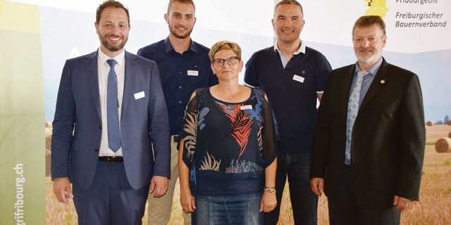 FBV-Direktor Frédéric Ménétrey, Junglandwirtekommissionspräsident Robin Philipona, die neuen Vorstandsmitglieder Karin Liaudat und Charly Cotting sowie der FBV-Präsident Fritz Glauser (v. l. n. r.).