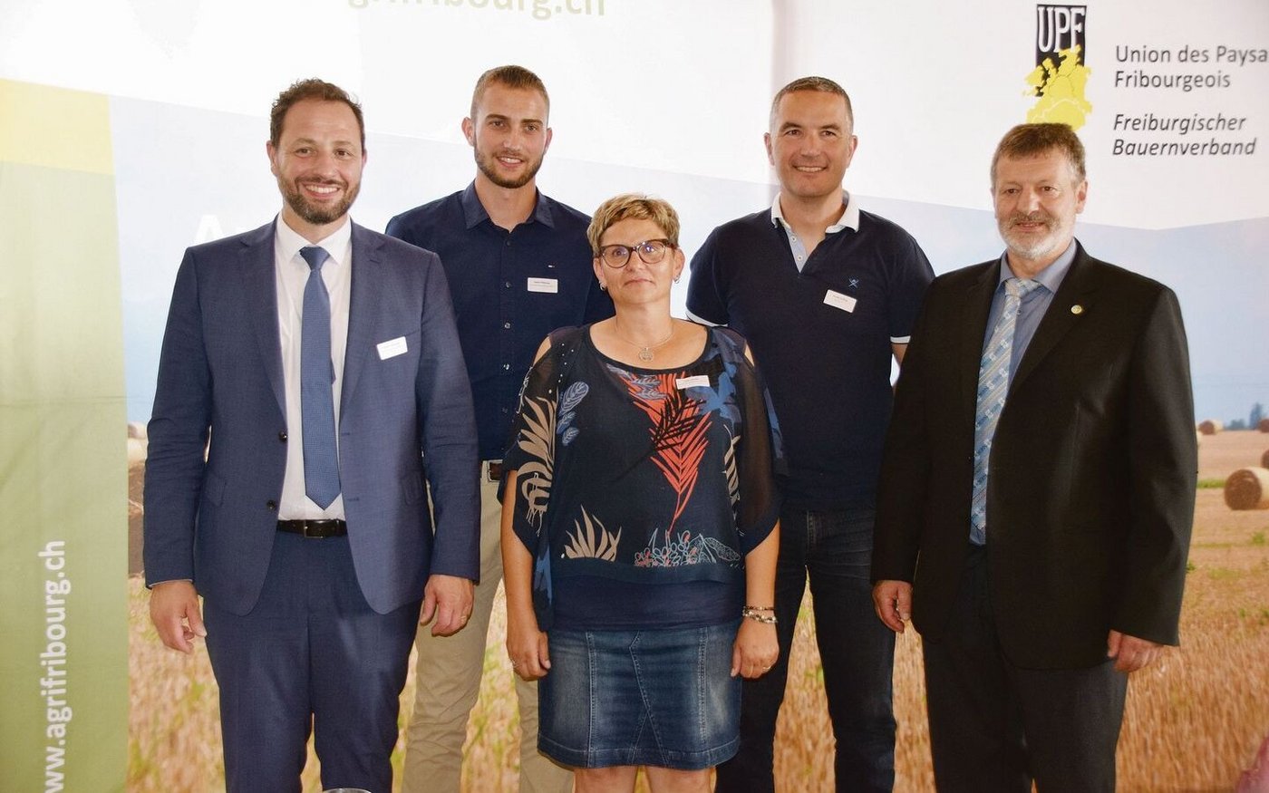 FBV-Direktor Frédéric Ménétrey, Junglandwirtekommissionspräsident Robin Philipona, die neuen Vorstandsmitglieder Karin Liaudat und Charly Cotting sowie der FBV-Präsident Fritz Glauser (v. l. n. r.).