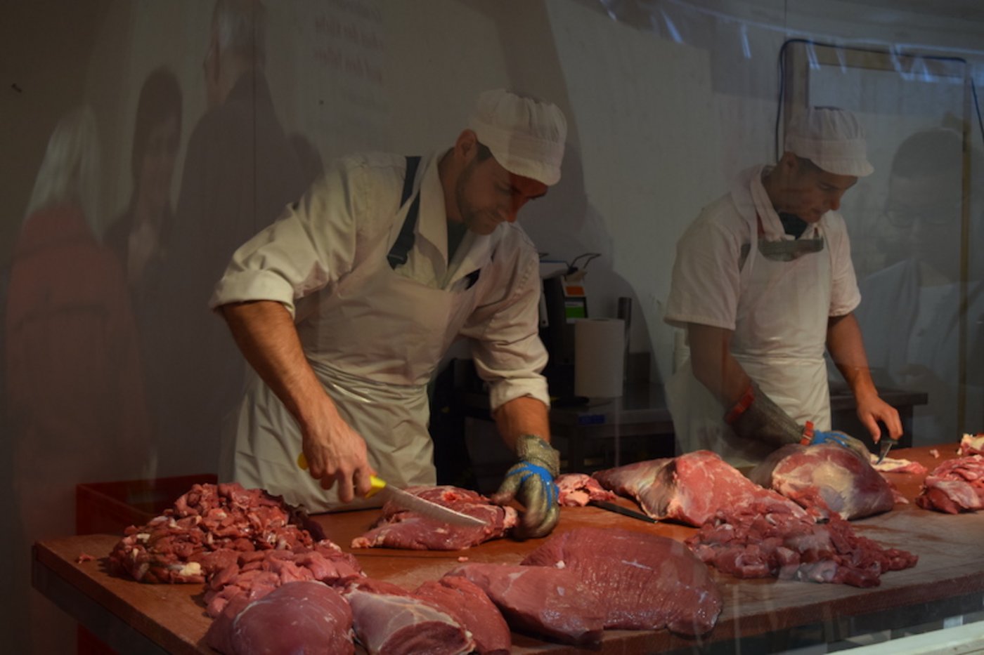 Eine Tonne Fleisch zerlegten die Metzger der Metzgerei Mark während der vier Messetage.
