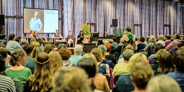 Am Tag der Bäuerin lauscht das Publikum interessiert den Referentinnen und Referenten, in diesem Jahr bereits zum 32. Mal.