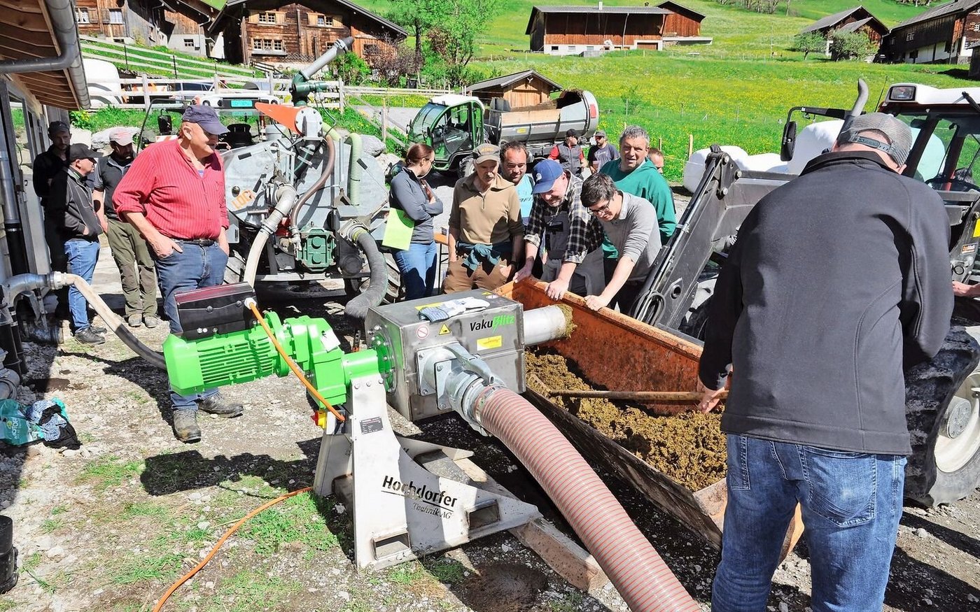Beat Süess stellte den Separator «Vakublitz» vor, der die Feststoffe beim Ansaugen ins Güllefass von der Gülle trennt.