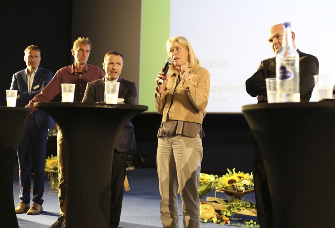 Podiumsdiskussion zu Mehrwerten: Adrian Aebi (BLW), Stefan Kohler (BOM), Urs Schneider (SBV), Sara Stalder (SKS) und Stephan Scheuner (Swiss Granum). (Bild lid)