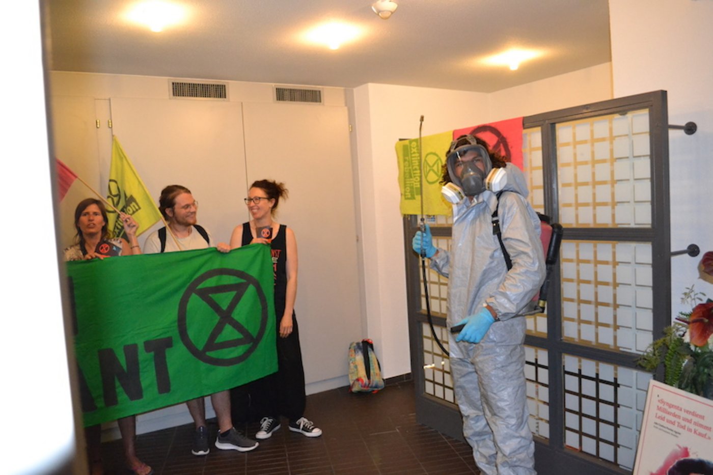 In voller Schutzmontur empfing ein Aktivist der "Extinction Rebellion" die Teilnehmenden der Podiumsdiskussion am Ausgang. (Bild jsc)