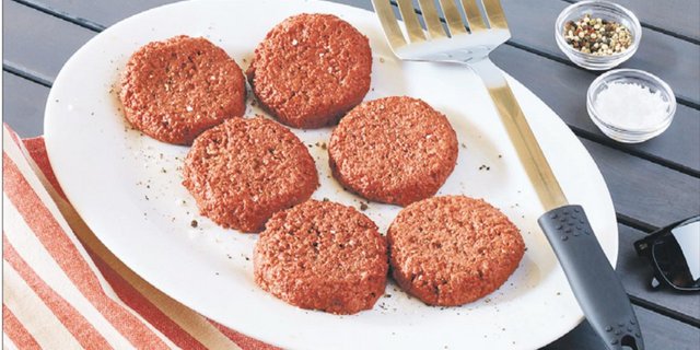 Optisch und geschmacklich zum verwechseln ähnlich: Der vegane Burger für Fleischesser besteht aus Erbsen, Randen, Wasser und Zusatzstoffen. (Bild Beyond Meat)