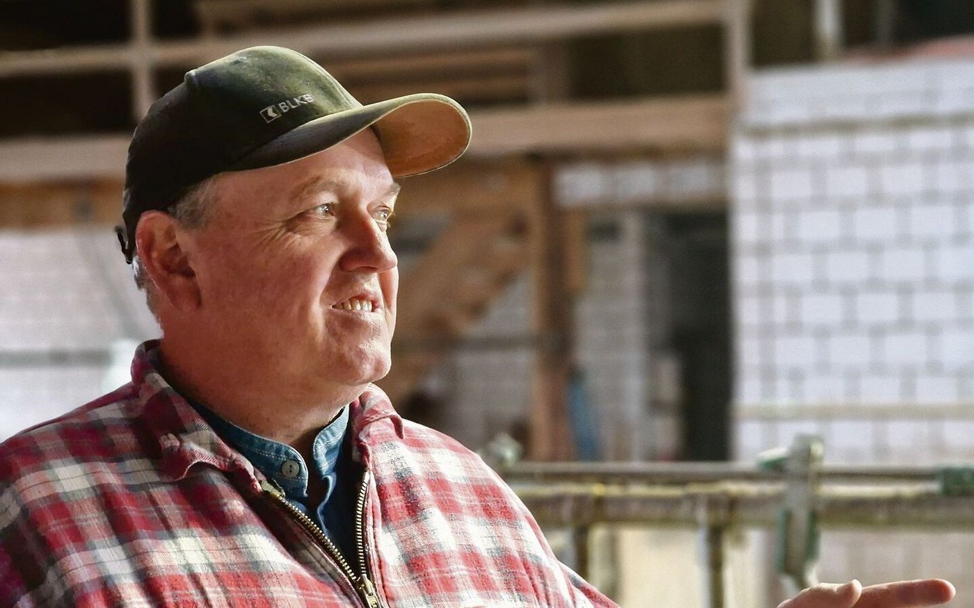 Matthias Stoll setzt im Milchviehstall auf Automation. Die Mitarbeiter sind mehrere Roboter. Das gibt Luft für ein weiteres Kerngeschäft: den Ackerbau.