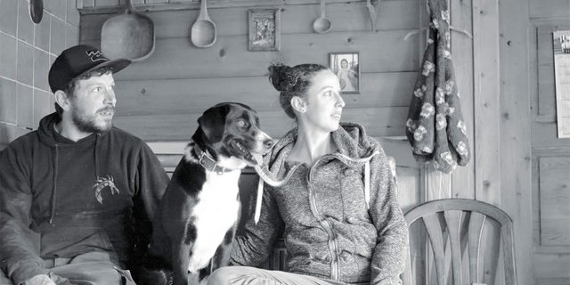 Thomas und Deborah auf der Alp Obermueshütte, hinter der Schrattenfluh. (Bild Pinaki)