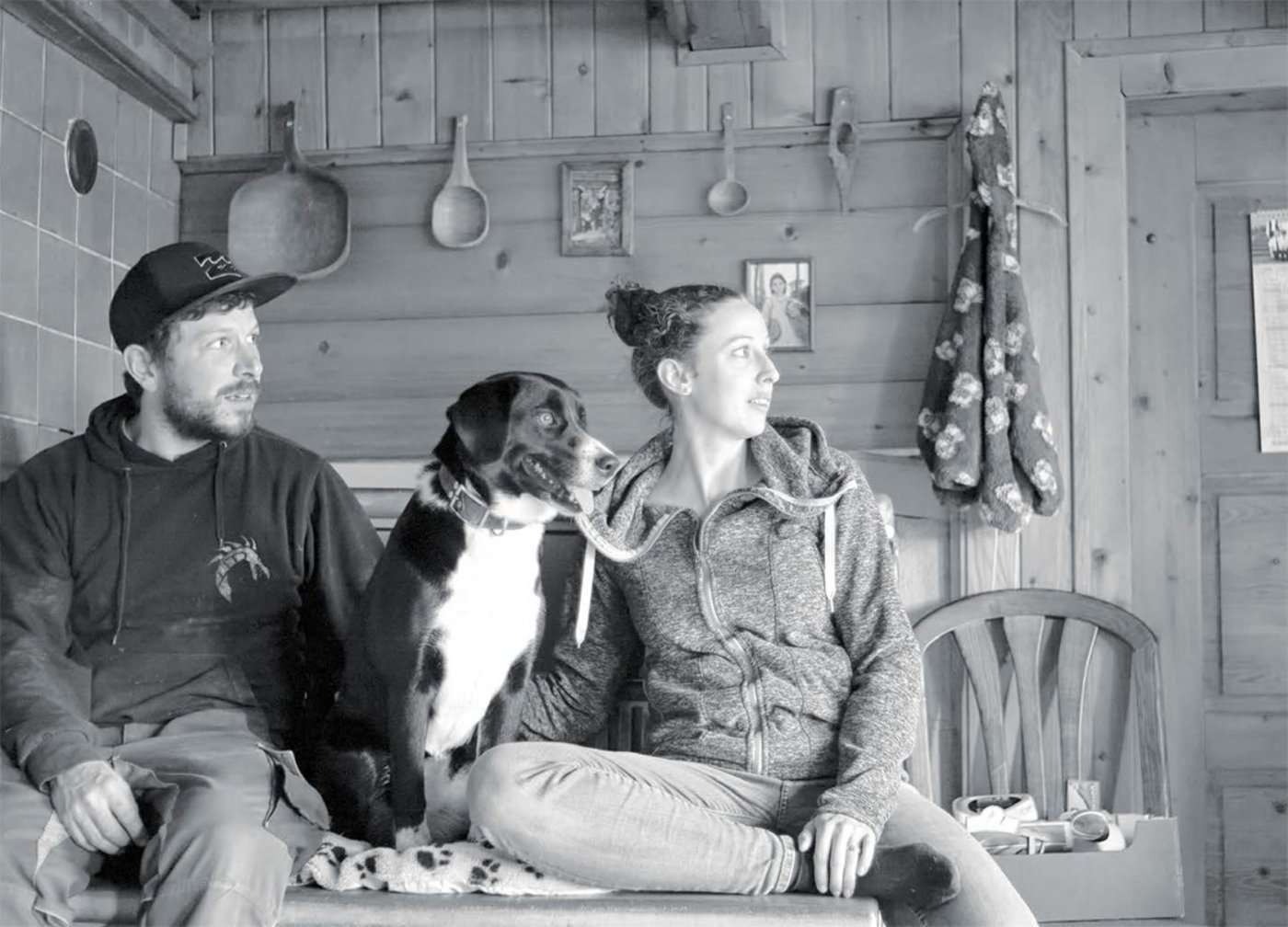 Thomas und Deborah auf der Alp Obermueshütte, hinter der Schrattenfluh. (Bild Pinaki)