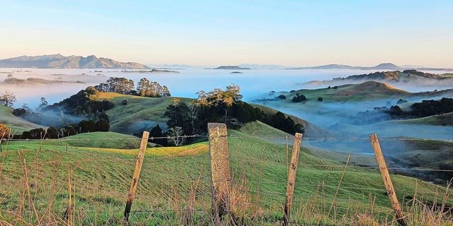 Nebelmeer auf der Südhalbkugel: Ein Anblick zum Innehalten und Geniessen. Die Landschaft erinnert Beni Aeschbach an das Zürcher Weinland oder das Tösstal. 