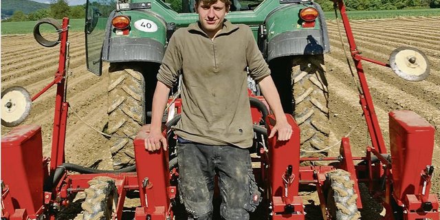 Der 16-jährige Marc Rüger aus Wilchingen SH absolviert sein1. Lehrjahr zum Landwirt bei Familie Vögele in Neunkirch SH. (Bild zVg)