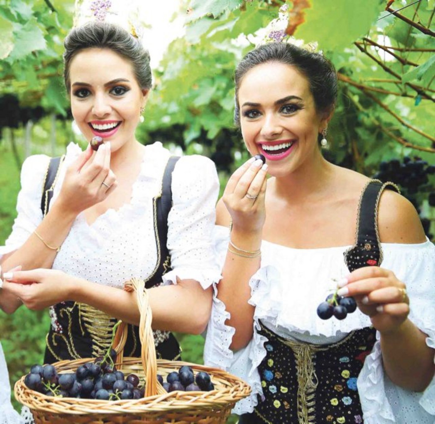 Eine ganze Riege internationaler Früchteschönheiten in der Bildergalerie: Miss Uva Rafaelle (links) ist Traubenkönigin in Brasilien. (Bilder zVg)