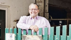 Robert Dreier will Präsident des SOBV werden. Das Schild an seinem Zaun erinnert an frühere Zeiten auf seinem Hof.