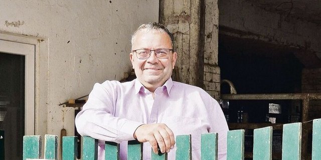 Robert Dreier will Präsident des SOBV werden. Das Schild an seinem Zaun erinnert an frühere Zeiten auf seinem Hof.