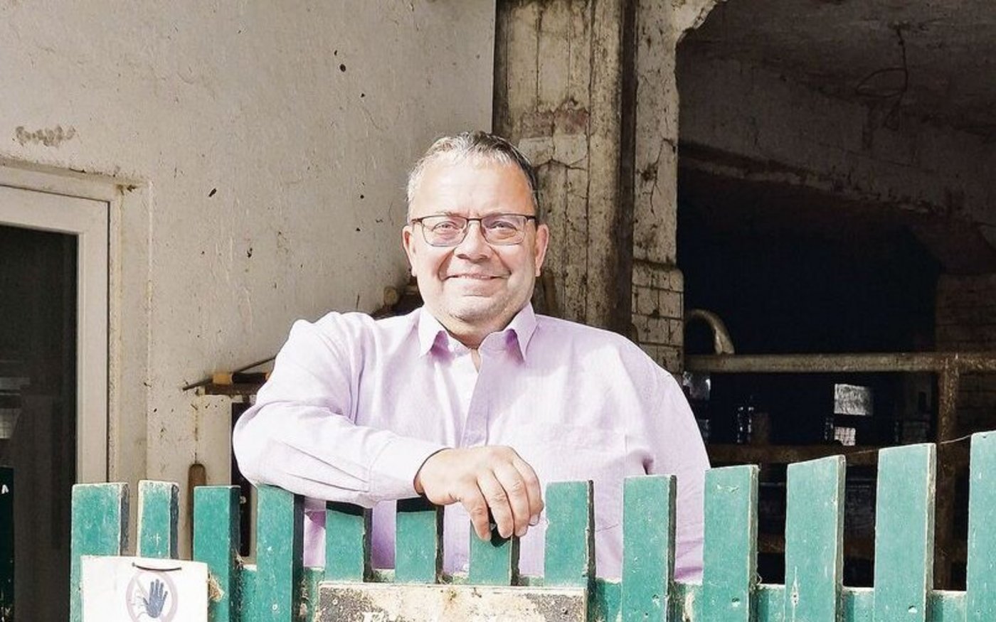 Robert Dreier will Präsident des SOBV werden. Das Schild an seinem Zaun erinnert an frühere Zeiten auf seinem Hof.