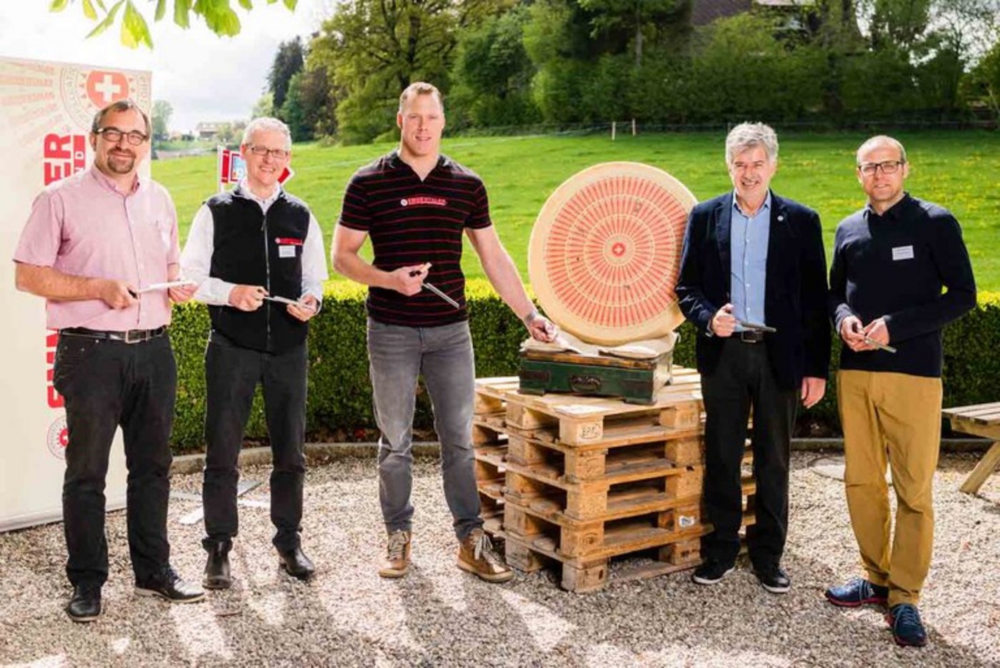 Matthias Sempach (M.), Verwaltungsratspräsident Kurt Nüesch (2. v. r.) sowie das Projektteam beim symbolischen Spatenstich zum Baubeginn der neuen Schaukäserei in Affoltern im Emmental. (Bild PPR/Manuel Lopez)