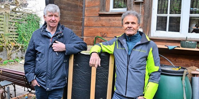 Robert Hofer (links) unterstützt mit dem Sandspeicher seinen Boiler, Stefan Lukunic plant dasselbe für seine Heizung. 