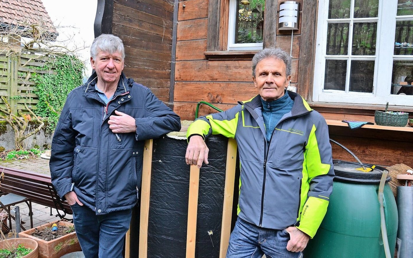 Robert Hofer (links) unterstützt mit dem Sandspeicher seinen Boiler, Stefan Lukunic plant dasselbe für seine Heizung. 
