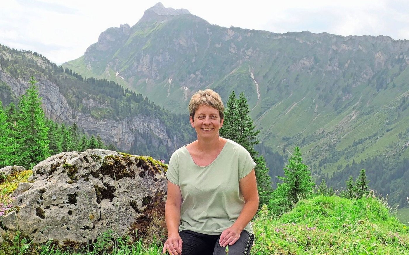 Während des Sommers wechselt Myrtha Fischli zwischen Heimbetrieb und zwei Alpstafeln. Hier auf der Stafel Rautihütten auf 1637 m ü M. 