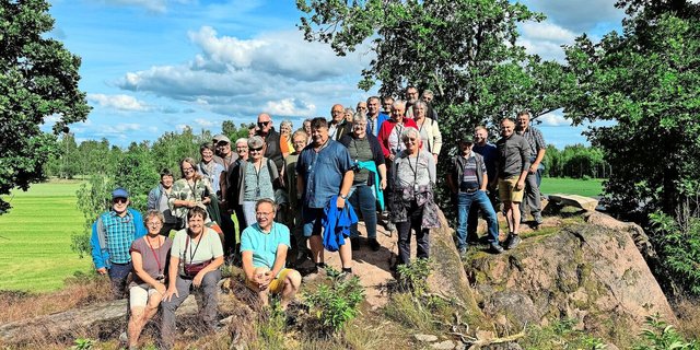 Gruppenfoto der Reisegruppe auf dem Betrieb von Erik Terje Garberg (vorn, Vierter von links, sitzend). Der ehemalige Molkereidirektor übernahm vor 16 Jahren einen Landwirtschaftsbetrieb. Heute hält er Ziegen und produziert in seiner Kleinstmolkerei exklusive Käsespezialitäten und Butter. 