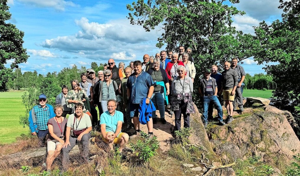 Gruppenfoto der Reisegruppe auf dem Betrieb von Erik Terje Garberg (vorn, Vierter von links, sitzend). Der ehemalige Molkereidirektor übernahm vor 16 Jahren einen Landwirtschaftsbetrieb. Heute hält er Ziegen und produziert in seiner Kleinstmolkerei exklusive Käsespezialitäten und Butter. 