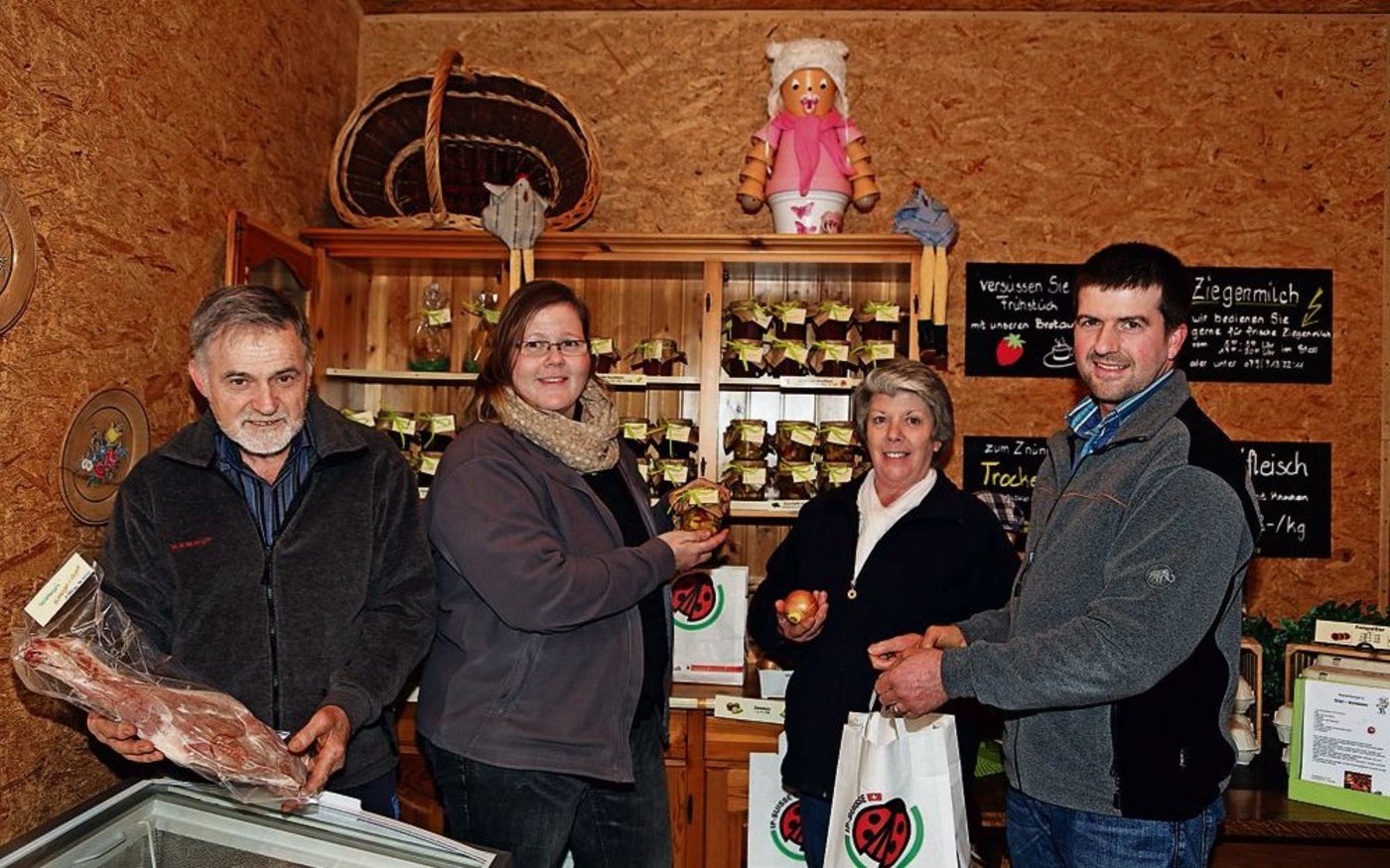 Produkte vom eigenen Hof oder aus der Nachbarschaft präsentieren Niederbergers in ihrem Hofladen. (V.l.n.r): Otti, Pia, Theres und Philipp Niederberger. (Bild: Erika Rebsamen)