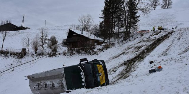 Der Milchlaster blieb auf der Seite liegen. (Bild Kapo SG)