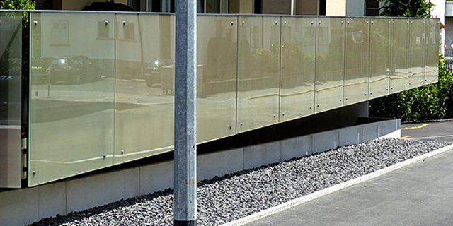 Nach einigen Jahren kommen laut Landschaftsschutz Schweiz Herbizide gegen Unkraut in Schottergärten zum Einsatz. (Bild Hauenstein-rafz)