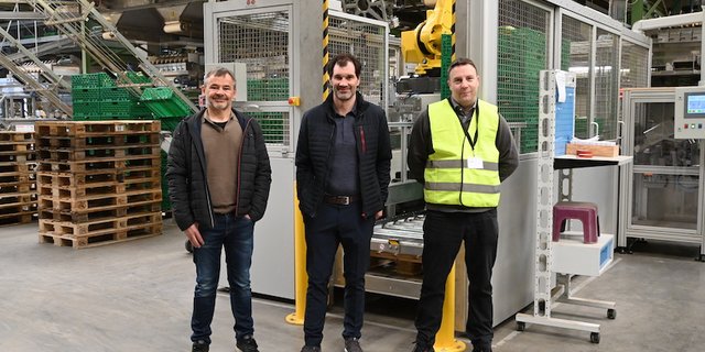 Jörg Schär (Fenaco), Klaus Meier (Steffen-Ris) und Daniel Studer von Twin Automation vor der neuen Roboterzelle im Packzentrum in Bätterkinden (Bilder jba)