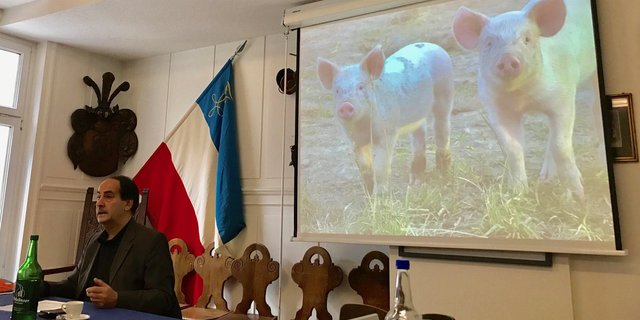 "Die tiefen Preise sind eine Schande": STS-Geschäftsleiter Hansuli Huber legte sich auch für die Bauern ins Zeug. (Bild akr)