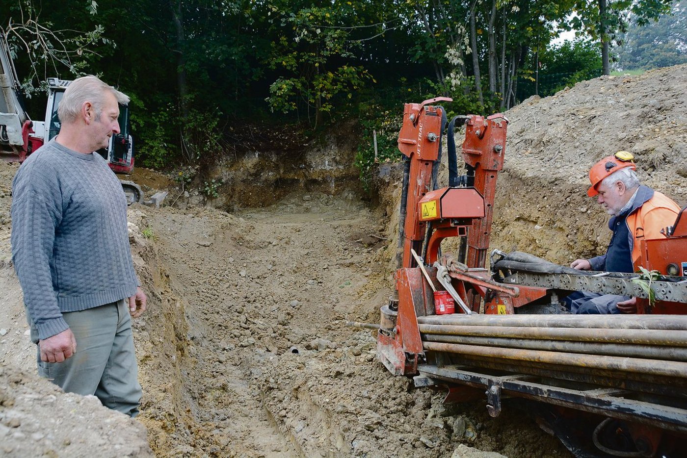 Die Suche war erfolgreich: Im Herbst 2018 wurde bei Toni Wermelinger (l.) in Hergiswil nach Wasser gebohrt, und Wasser gefunden. Die Quellerträge für den Bauernhof konnten so erhöht werden.  (Bild Archiv BauZ)