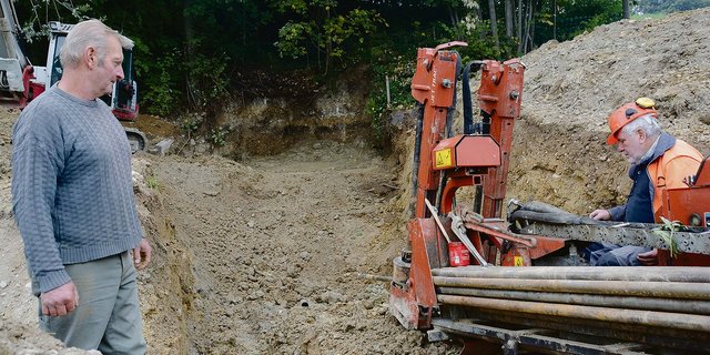 Die Suche war erfolgreich: Im Herbst 2018 wurde bei Toni Wermelinger (l.) in Hergiswil nach Wasser gebohrt, und Wasser gefunden. Die Quellerträge für den Bauernhof konnten so erhöht werden.  (Bild Archiv BauZ)