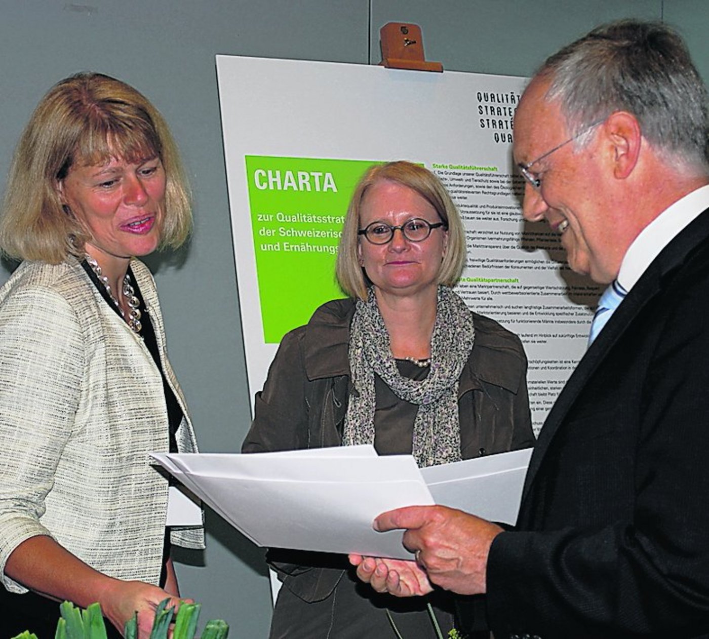 Konsumentenschützerin Sara Stalder (links) und Bundesrat Johann Schneider-  Ammann beim Unterzeichnungsevent im Juni 2012. (Bild Ruedi Hagmann)