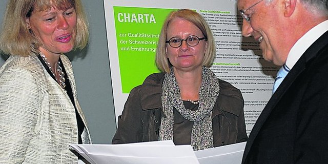 Konsumentenschützerin Sara Stalder (links) und Bundesrat Johann Schneider-  Ammann beim Unterzeichnungsevent im Juni 2012. (Bild Ruedi Hagmann)